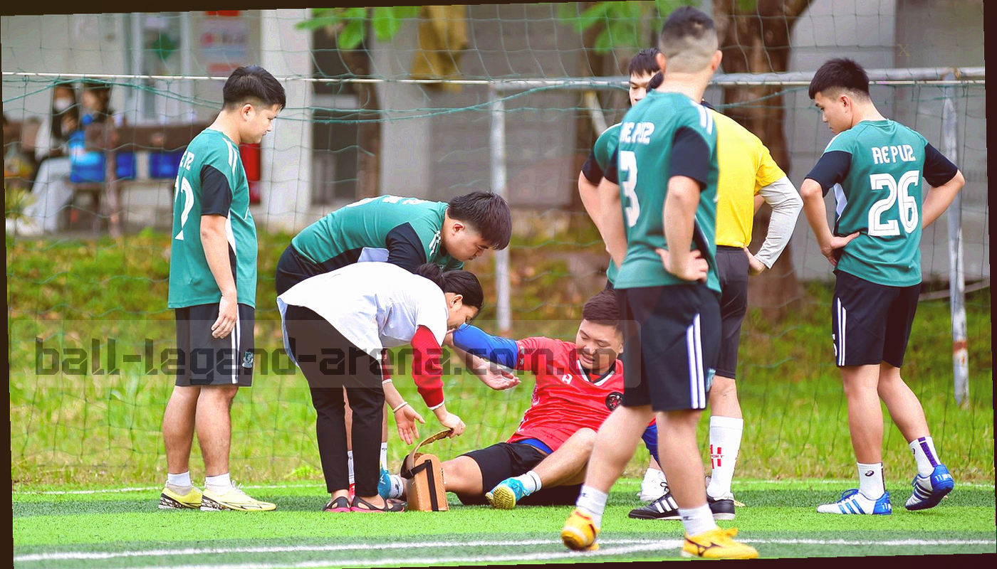 两张相邻时段赛事卡片并排排列，中间由一条时间线连接